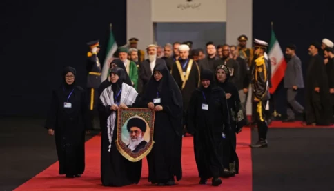 Tang lễ Khamenei, Chủ tịch Quốc hội Iran khóc nức nở, toàn thân run rẩy. Giáo chủ Mojtaba vắng mặt, nhưng bố vợ ông thì có mặt