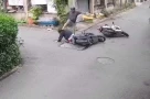 Người đàn ông đạp vào đầu cô gái sau va chạm giao thông, hành vi đáng lên án