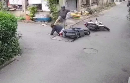 Người đàn ông đạp vào đầu cô gái sau va chạm giao thông, hành vi đáng lên án