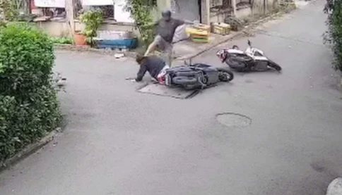 Người đàn ông đạp vào đầu cô gái sau va chạm giao thông, hành vi đáng lên án