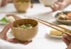Tại sao người xưa rất kỵ gõ bát đũa trong khi ăn cơm?