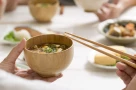 Tại sao người xưa rất kỵ gõ bát đũa trong khi ăn cơm?