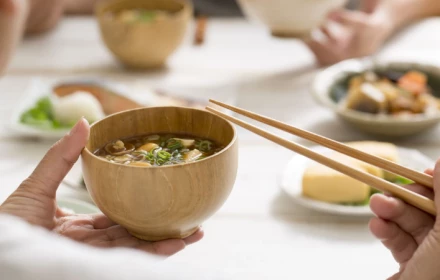 Tại sao người xưa rất kỵ gõ bát đũa trong khi ăn cơm?