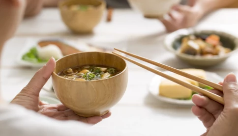 Tại sao người xưa rất kỵ gõ bát đũa trong khi ăn cơm?