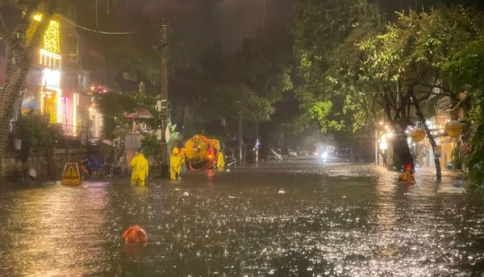 Vì sao Hà Nội vẫn ngập sau mưa lớn dù dự án chống ngập vừa hoàn thành?