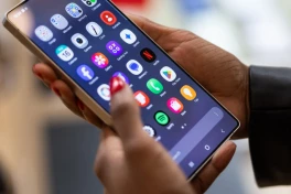Smartphone Samsung sắp có trợ lý AI mới lạ