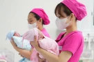 Nên sinh con khi còn trẻ hay chờ kinh tế ổn định?