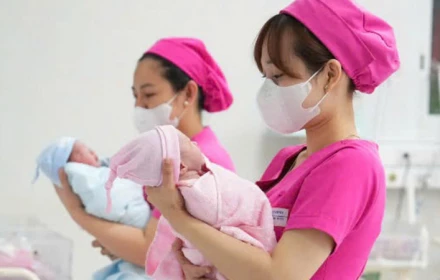Nên sinh con khi còn trẻ hay chờ kinh tế ổn định?