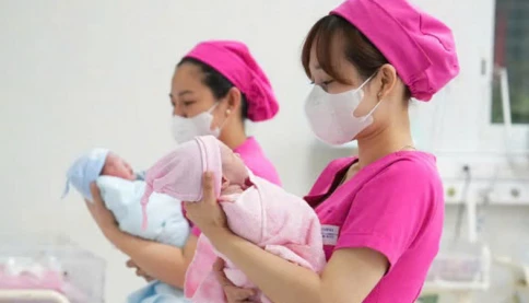 Nên sinh con khi còn trẻ hay chờ kinh tế ổn định?
