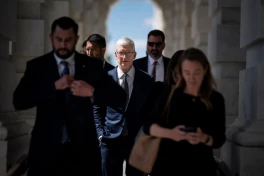 Tim Cook đã giúp Apple thoát khỏi cơn bão thuế của ông Trump như thế nào?