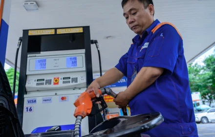 Giá xăng dầu đồng loạt tăng từ 15h ngày 16/7, xăng E10 RON 95 vượt 20.500 đồng/lít