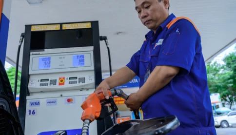 Giá xăng dầu đồng loạt tăng từ 15h ngày 16/7, xăng E10 RON 95 vượt 20.500 đồng/lít
