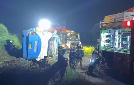 Xe khách lao khỏi cao tốc Pháp Vân - Cầu Giẽ: 4 người tử vong, 28 người bị thương, lực lượng cứu hộ xuyên đêm cứu nạn