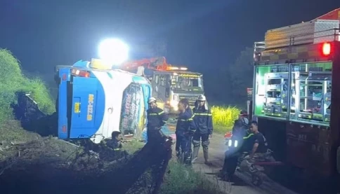 Xe khách lao khỏi cao tốc Pháp Vân - Cầu Giẽ: 4 người tử vong, 28 người bị thương, lực lượng cứu hộ xuyên đêm cứu nạn