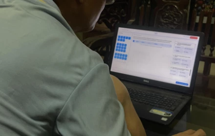 Muôn cảnh giáo viên lớn tuổi học tiếng Anh