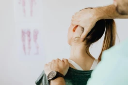 Lý do người trẻ hay bị đau cổ vai gáy