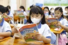Nhiều địa phương bắt đầu phát sách giáo khoa miễn phí, phụ huynh cần lưu ý gì?