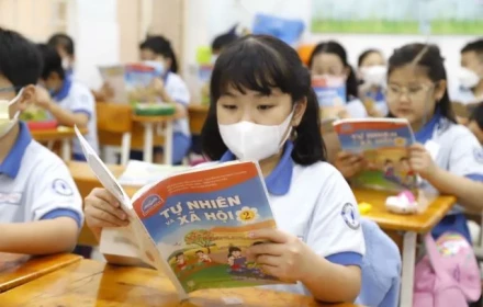 Nhiều địa phương bắt đầu phát sách giáo khoa miễn phí, phụ huynh cần lưu ý gì?