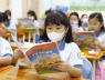 Nhiều địa phương bắt đầu phát sách giáo khoa miễn phí, phụ huynh cần lưu ý gì?