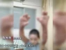 Một người phụ nữ bị bỏng nặng khắp cơ thể, bao gồm cả mười ngón tay, khi đang dùng điện thoại sạc pin trên giường