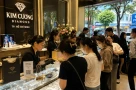 Người dân xếp hàng từ sáng sớm để bán kim cương: Phải công nhận dân mình nhiều người giàu thật!