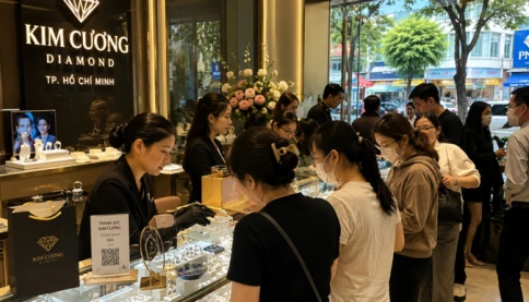 Người dân xếp hàng từ sáng sớm để bán kim cương: Phải công nhận dân mình nhiều người giàu thật!