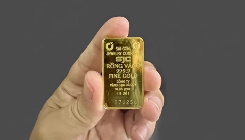 Vì sao vàng SJC 'bốc hơi' 5 triệu đồng/lượng? Người mua cần bình tĩnh trước những cú lao dốc bất ngờ