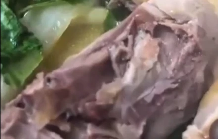 Rợn người clip sinh vật lạ bò lúc nhúc trong đĩa thịt gà nóng hổi, chủ cỗ thừa nhận sự thật hãi hùng