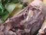 Rợn người clip sinh vật lạ bò lúc nhúc trong đĩa thịt gà nóng hổi, chủ cỗ thừa nhận sự thật hãi hùng