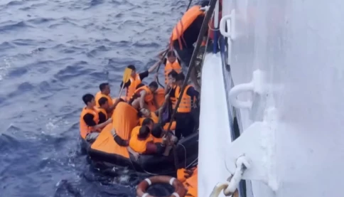 48 người trên tàu Khôi Nguyên 18 được đưa về đất liền, nỗ lực tìm kiếm người mất tích vẫn tiếp diễn