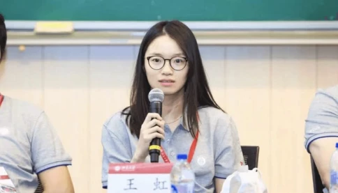 Wang Hong - Nữ giáo sư đầu tiên của Trung Quốc giành "Nobel Toán học" sau gần 90 năm: Điều làm nên một thiên tài không phải là áp lực, mà là cách cha