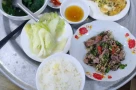 Bạn đoán mâm cơm này bao nhiêu tiền mà khiến thực khách ngỡ ngàng?