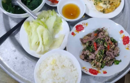 Bạn đoán mâm cơm này bao nhiêu tiền mà khiến thực khách ngỡ ngàng?