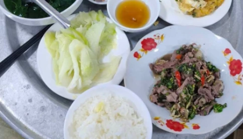 Bạn đoán mâm cơm này bao nhiêu tiền mà khiến thực khách ngỡ ngàng?