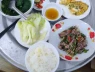 Bạn đoán mâm cơm này bao nhiêu tiền mà khiến thực khách ngỡ ngàng?