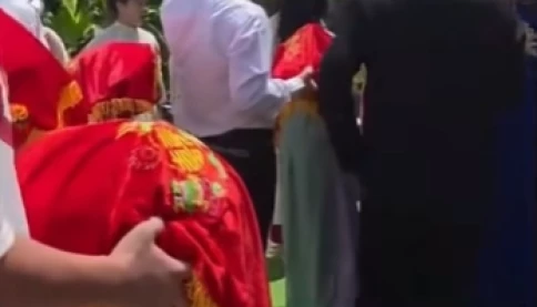 Tranh cãi nhà cô dâu bắt nhà trai phải đứng ngoài chờ giờ đẹp