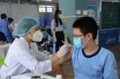 Con vào mầm non, lớp 1: Phụ huynh lưu ý gì về mũi tiêm vaccine bắt buộc?