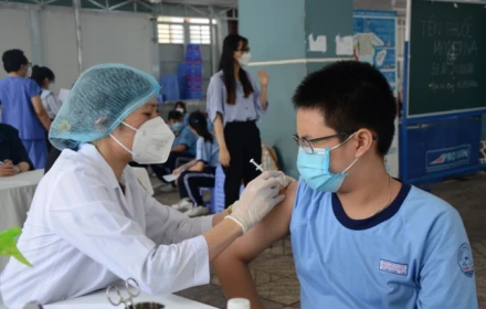 Con vào mầm non, lớp 1: Phụ huynh lưu ý gì về mũi tiêm vaccine bắt buộc?