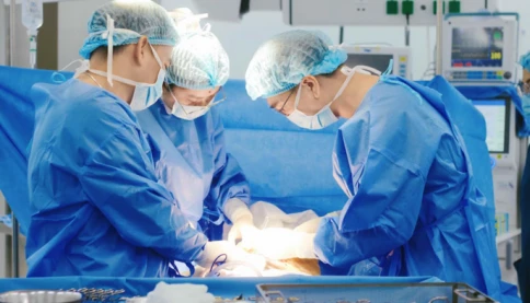 Bác sĩ tại đảo Ngọc quá đỉnh! Ca phẫu thuật "kép" cứu sản phụ mang khối u xơ tử cung tới 10 cm