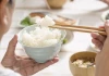 Ăn cơm có phải cầm bát lên mới đúng không?