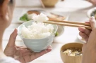 Ăn cơm có phải cầm bát lên mới đúng không?