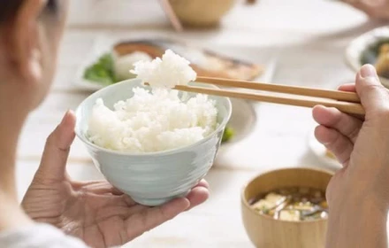 Ăn cơm có phải cầm bát lên mới đúng không?