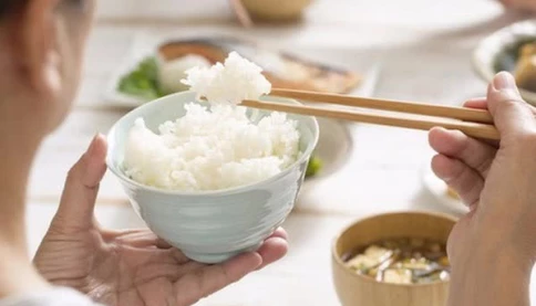 Ăn cơm có phải cầm bát lên mới đúng không?