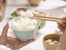 Ăn cơm có phải cầm bát lên mới đúng không?