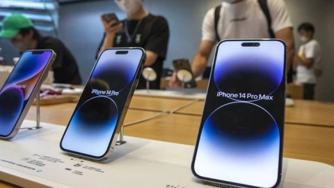 Apple luồn lách trước hàng loạt khe cửa hẹp mang tên thuế quan của Mỹ