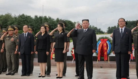 Con gái 14 tuổi của ông Kim Jong-un xuất hiện "nổi bật" trong sự kiện quan trọng của đất nước. Thông điệp đã quá rõ ràng rồi