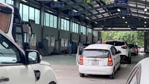 Đăng kiểm và nỗi lo mang tên "cò"