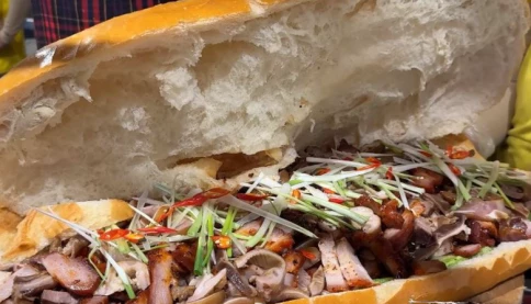 Ăn một ổ bánh mì, 84 người phải nhập viện: Hồi chuông cảnh báo về an toàn thực phẩm