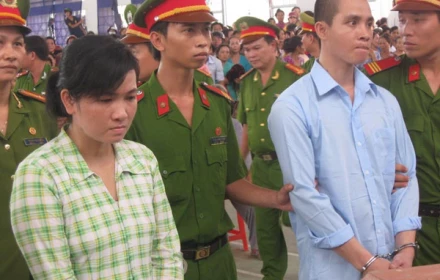 Ả đàn bà lăng loàn cùng em họ giết chồng rồi dìm xuống sông