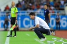 Tại sao HLV Kim Sang-sik ném chiếc áo trắng đi?